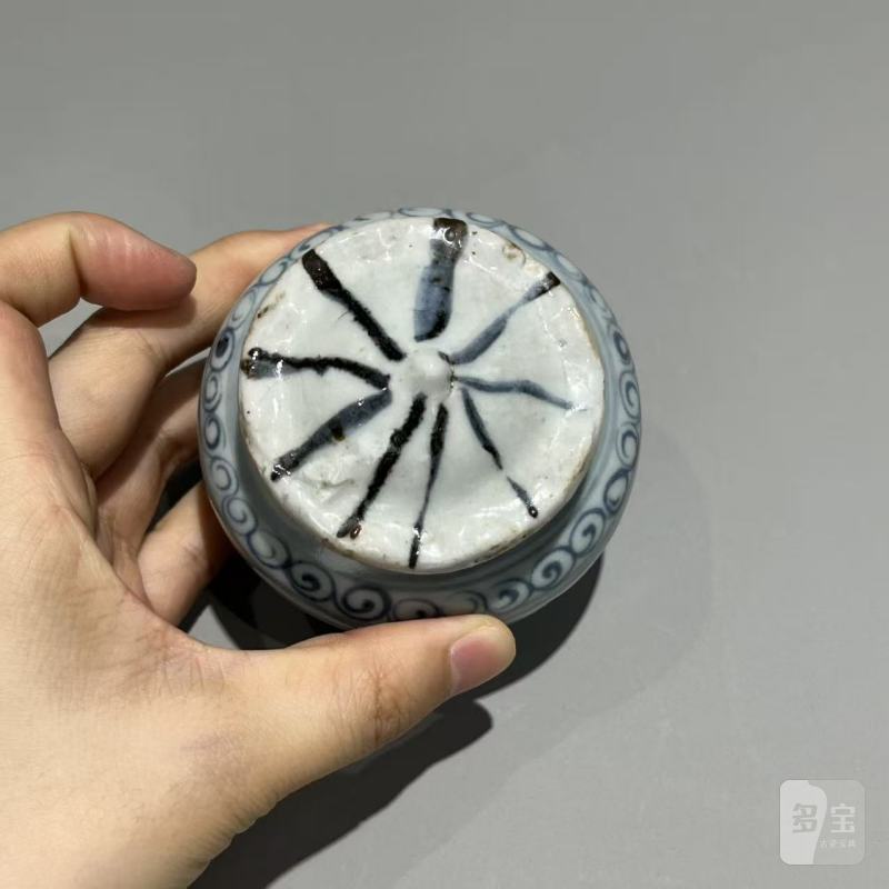 元代 青花缠枝花卉纹荷叶盖小罐 - 图6